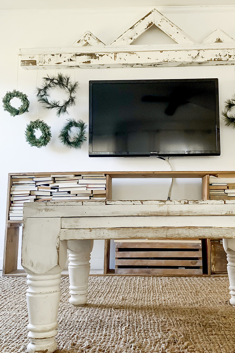Cozy Vintage Inspired Christmas Farmhouse Livingroom 