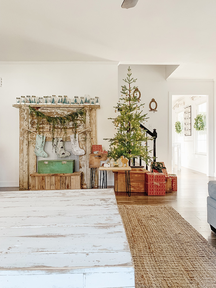 Cozy Vintage Inspired Christmas Farmhouse Livingroom 