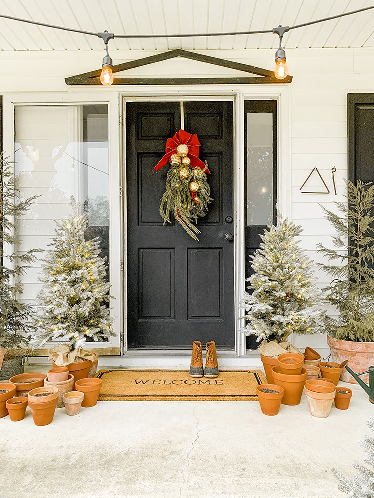 An Old Fashioned Christmas Front Porch Tour - It's A Wonderful Life Style